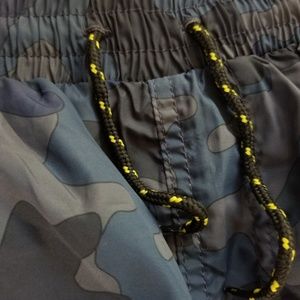 Camouflage swim trunk/mid thigh